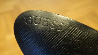 Botines de tacón negros con detalle dorado Guess