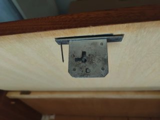 Mueble baúl vintage con llave y cajón