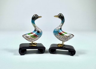 Pareja de aves Cloisonné vintage sobre peana