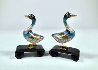 Pareja de aves Cloisonné vintage sobre peana