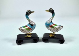 Pareja de aves Cloisonné vintage sobre peana