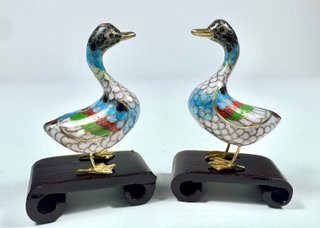 Pareja de aves Cloisonné vintage sobre peana