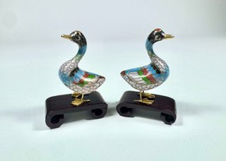 Pareja de aves Cloisonné vintage sobre peana