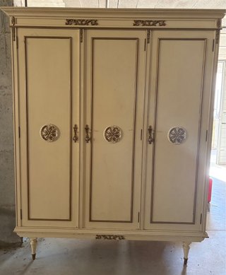 Armario antiguo beige y dorado