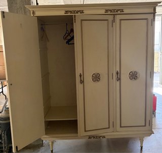 Armario antiguo beige y dorado