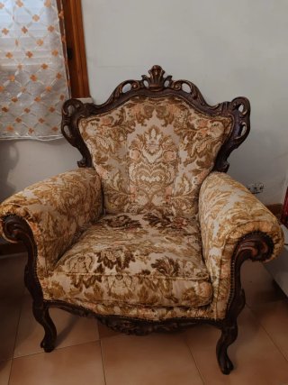 Divano e poltrone antiche in tessuto e legno