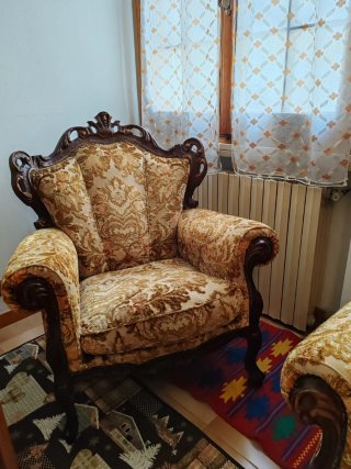 Divano e poltrone antiche in tessuto e legno