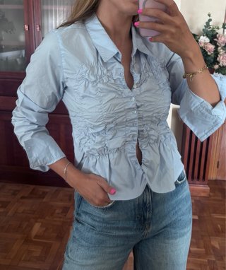 Camisa Zara fruncida azul celeste