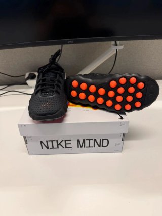 Nike Mind 002 Black Hyper Crimson Talla 36