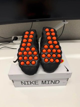 Nike Mind 002 Black Hyper Crimson Talla 36