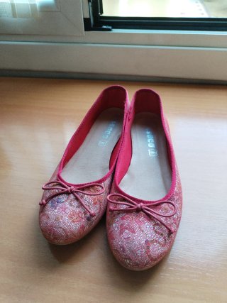 Bailarinas de piel con estampado rojo