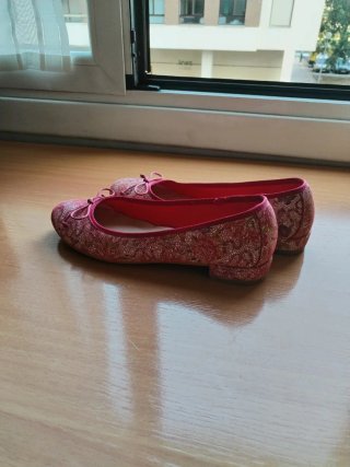 Bailarinas de piel con estampado rojo