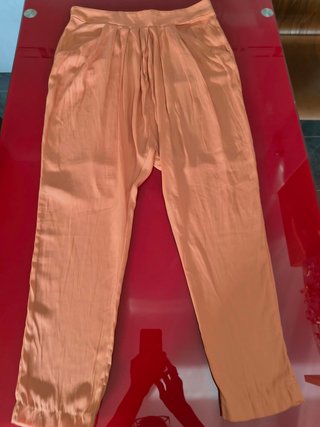 Pantalón naranja tiro bajo caído