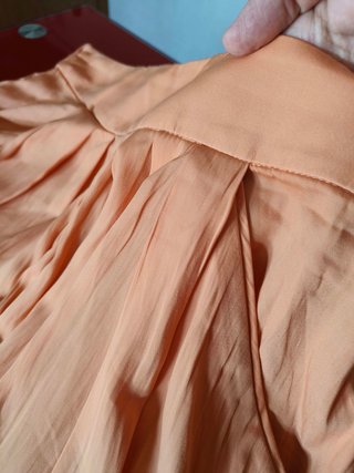 Pantalón naranja tiro bajo caído