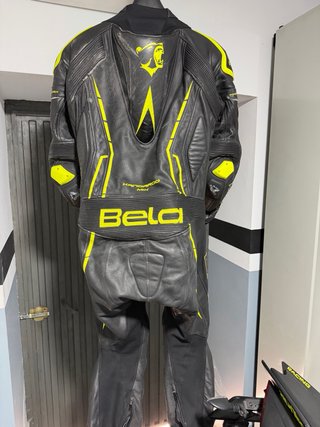 Mono Bela Talla 50 Negro/Amarillo en buen estado