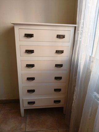 Cómoda blanca de madera