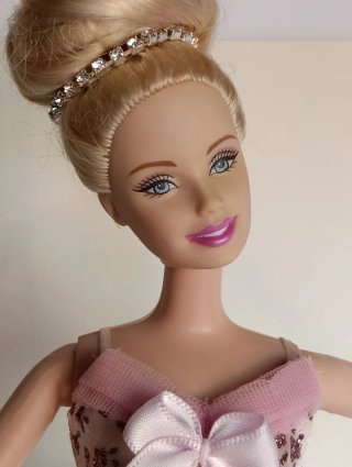 Barbie ballerina con diadema y tutú rosa