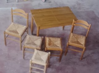 Mesa de cocina, sillas y taburetes