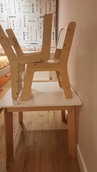 Mesa infantil de madera con dos sillas