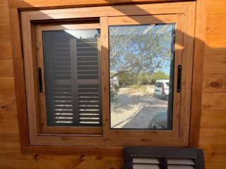 Ventana de aluminio con contraventanas