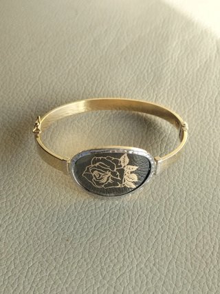 Pulsera oro con diseño de rosa nueva.