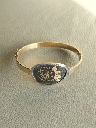 Pulsera oro con diseño de rosa nueva.