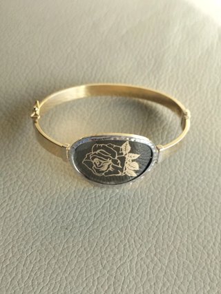 Pulsera oro con diseño de rosa nueva.