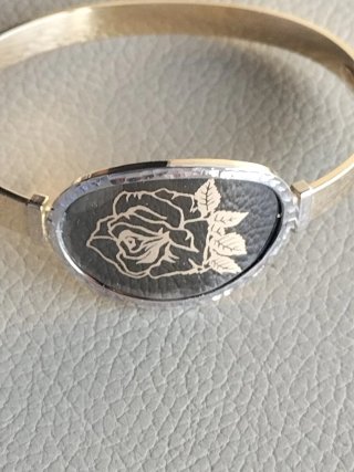 Pulsera oro con diseño de rosa nueva.