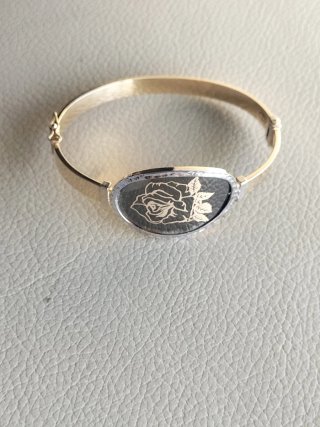 Pulsera oro con diseño de rosa nueva.