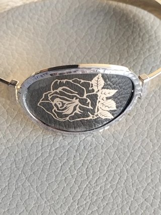 Pulsera oro con diseño de rosa nueva.