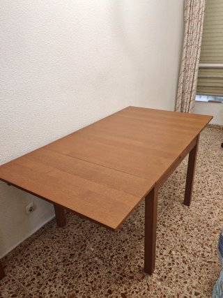 Mesa de comedor de madera