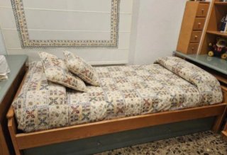 Cama, mesa y escritorio