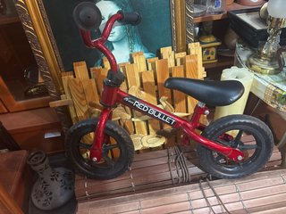 Bicicleta de equilibrio roja