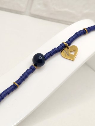 Pulsera azul con letra N y detalle dorado
