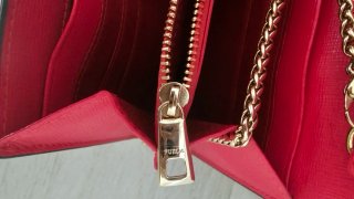 Bolso Furla rosa con cadena dorada