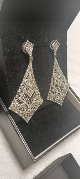 Pendientes largos plateados con filigrana