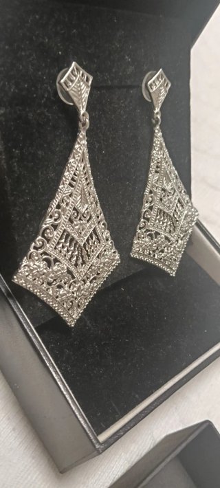 Pendientes largos plateados con filigrana