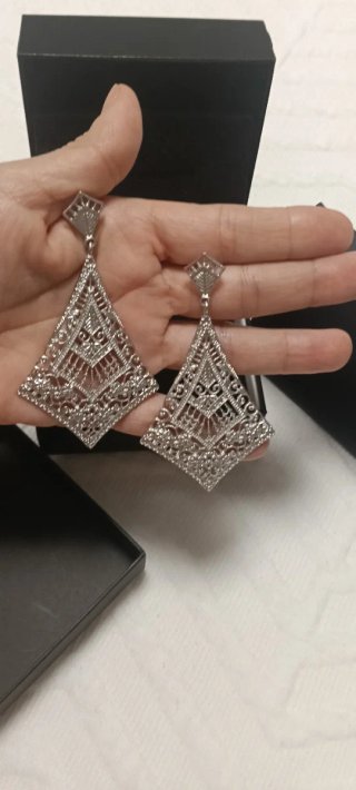 Pendientes largos plateados con filigrana