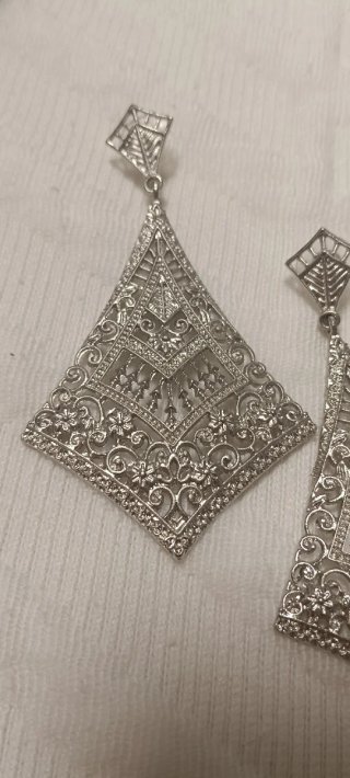 Pendientes largos plateados con filigrana