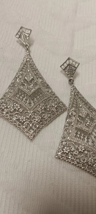 Pendientes largos plateados con filigrana