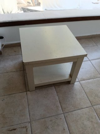 Mesa auxiliar de madera beige