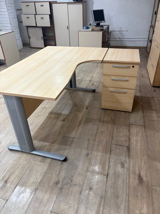 Mobili da ufficio in legno e metallo