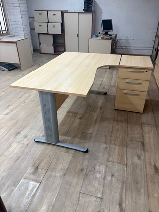 Mobili da ufficio in legno e metallo