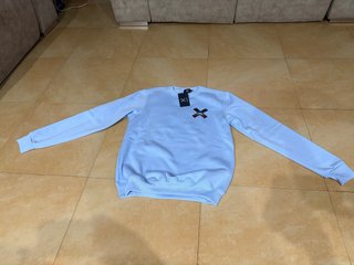 Sudadera azul con logo con etiqueta