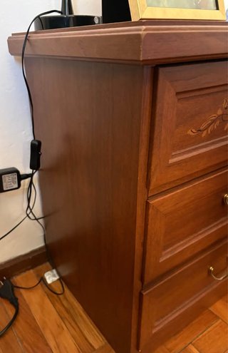 Coppia comodini in legno con decoro floreale