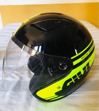 Casco de moto negro y amarillo