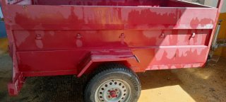 Remolque de coche rojo