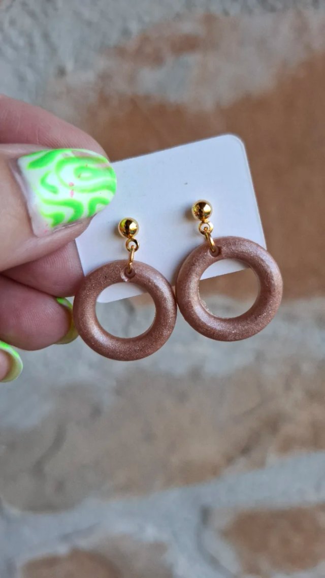 Pendientes artesanales redondos con brillo
