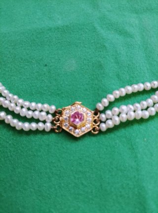Gargantilla de perlas con cierre de oro y piedra