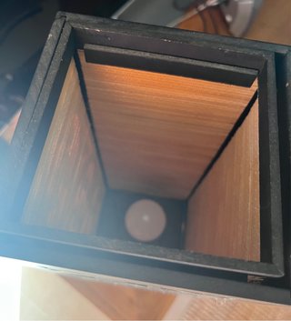 Bonita lámpara de madera con diseño calado